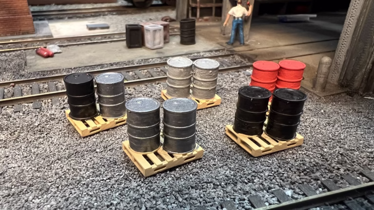 OO scale (1:76) 3D printed 55 Gallon Oil Drums on Pallets