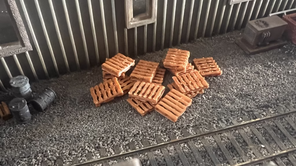 Photo of HO OO Scale Model Railroad 3D Print Pallets ScaleRail3d,com TT:120 N