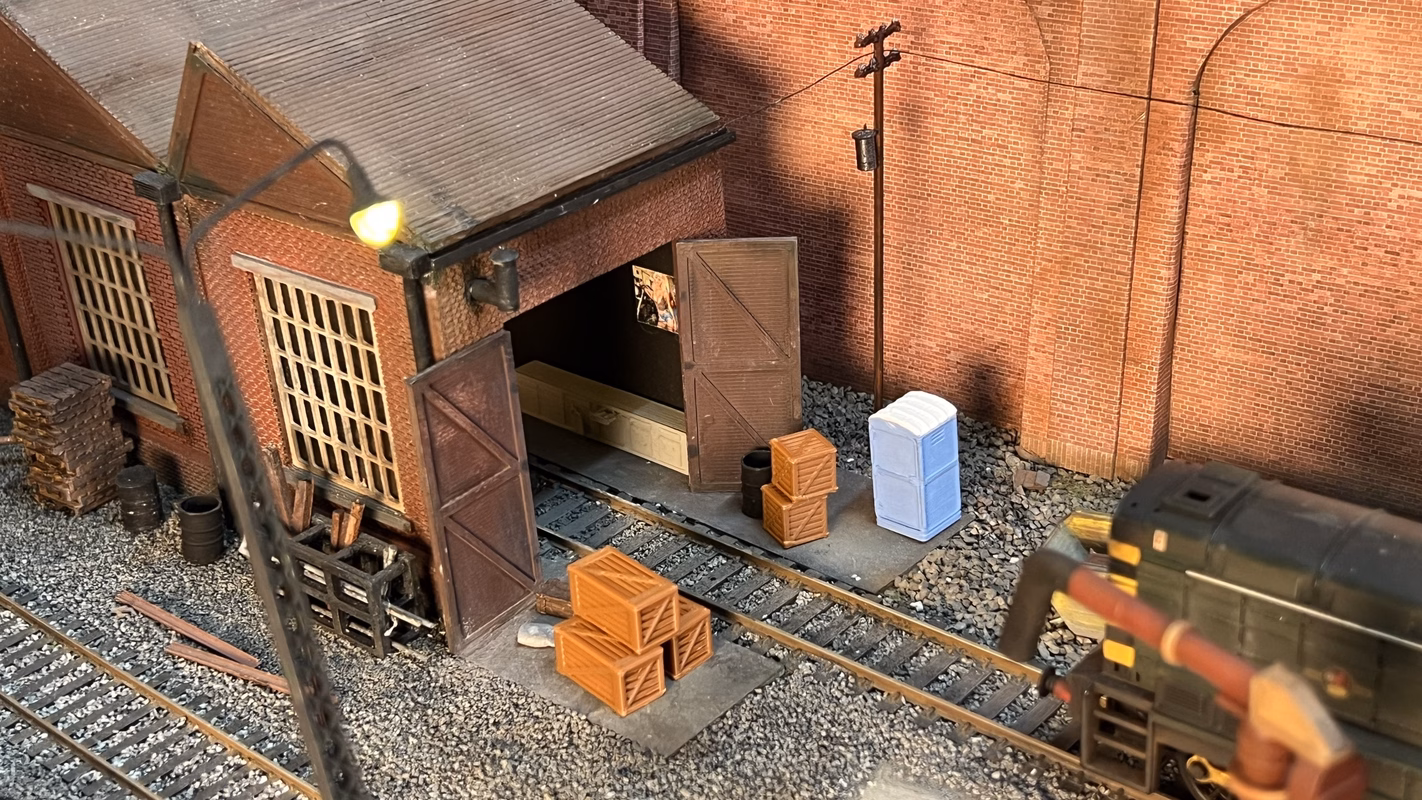 HO Scale 3D printed model of packing crates and boxes for a model railroad Photo of an HO Scale 3D printed model of packing crates and boxes for a model railroad
