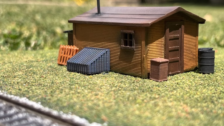 OO scale (1:76) 3D printed Roadside Lineside Shack With Detailing Items