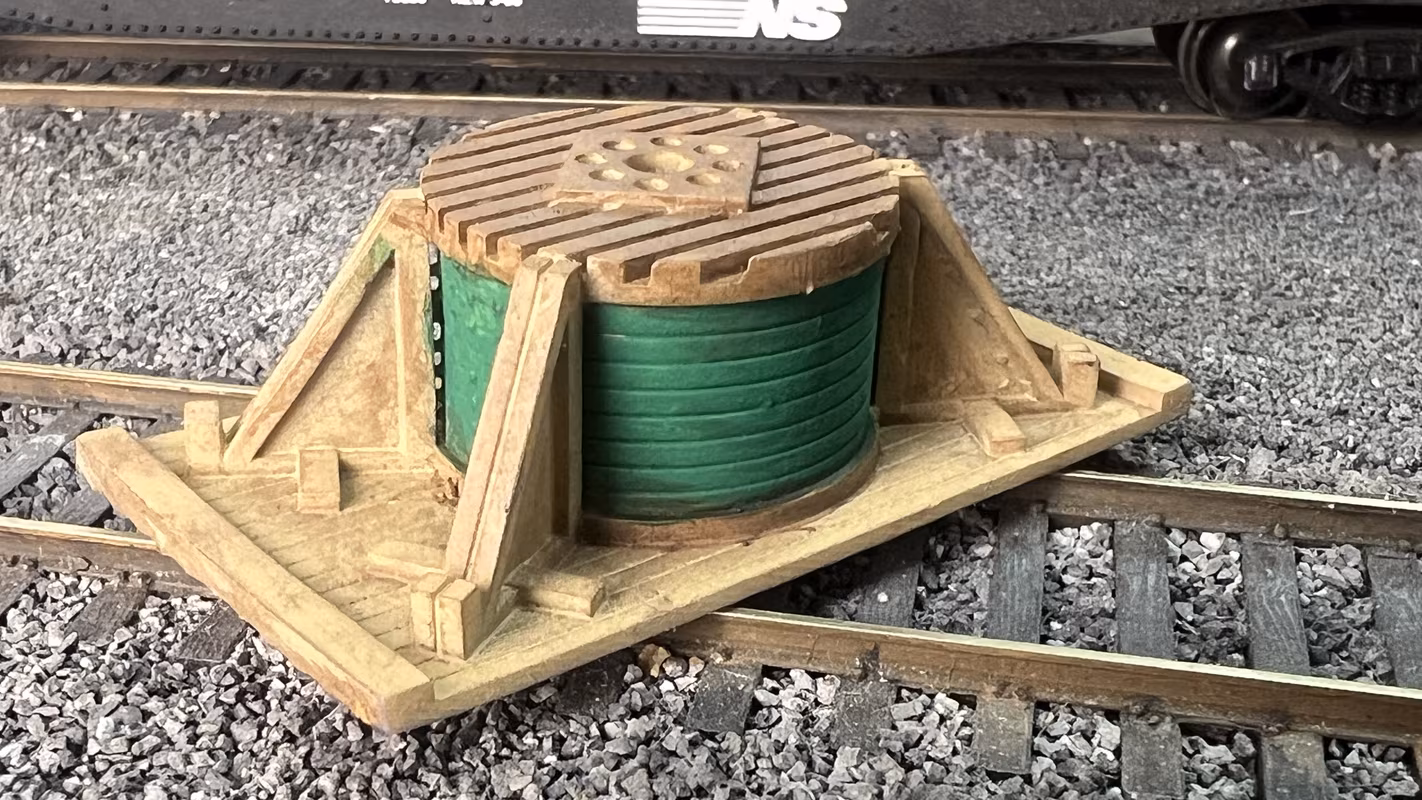 Photo of an HO Scale 3D printed model of a cable drum on a pallet for a model railroad