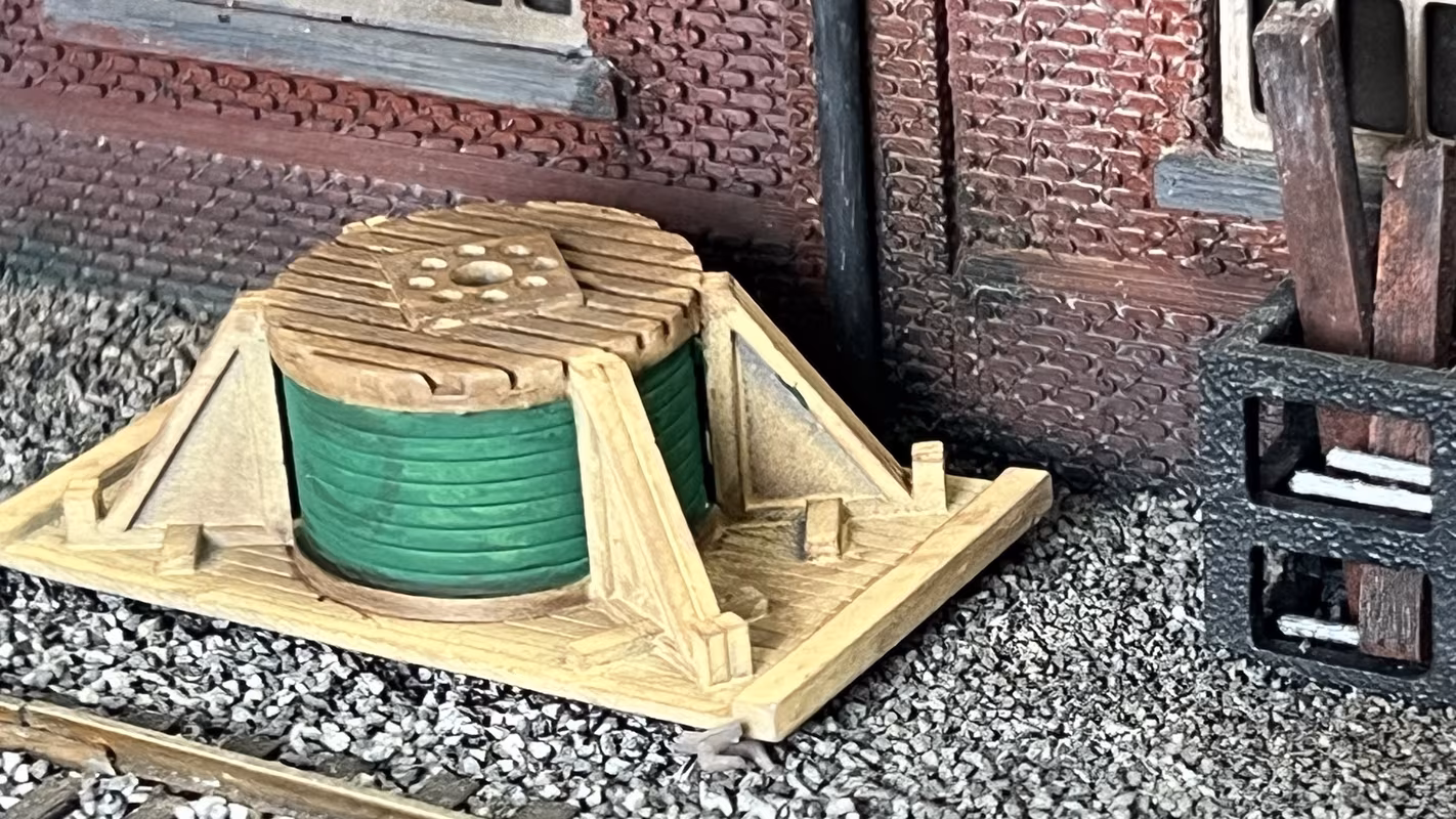 Photo of an HO Scale 3D printed model of a cable drum on a pallet for a model railroad