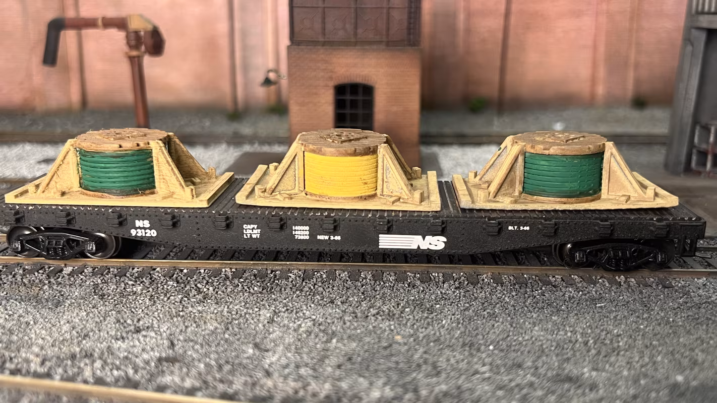 Photo of an HO Scale 3D printed model of a cable drum on a pallet for a model railroad